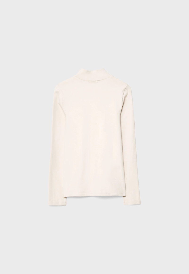 Базовая футболка с высоким воротником