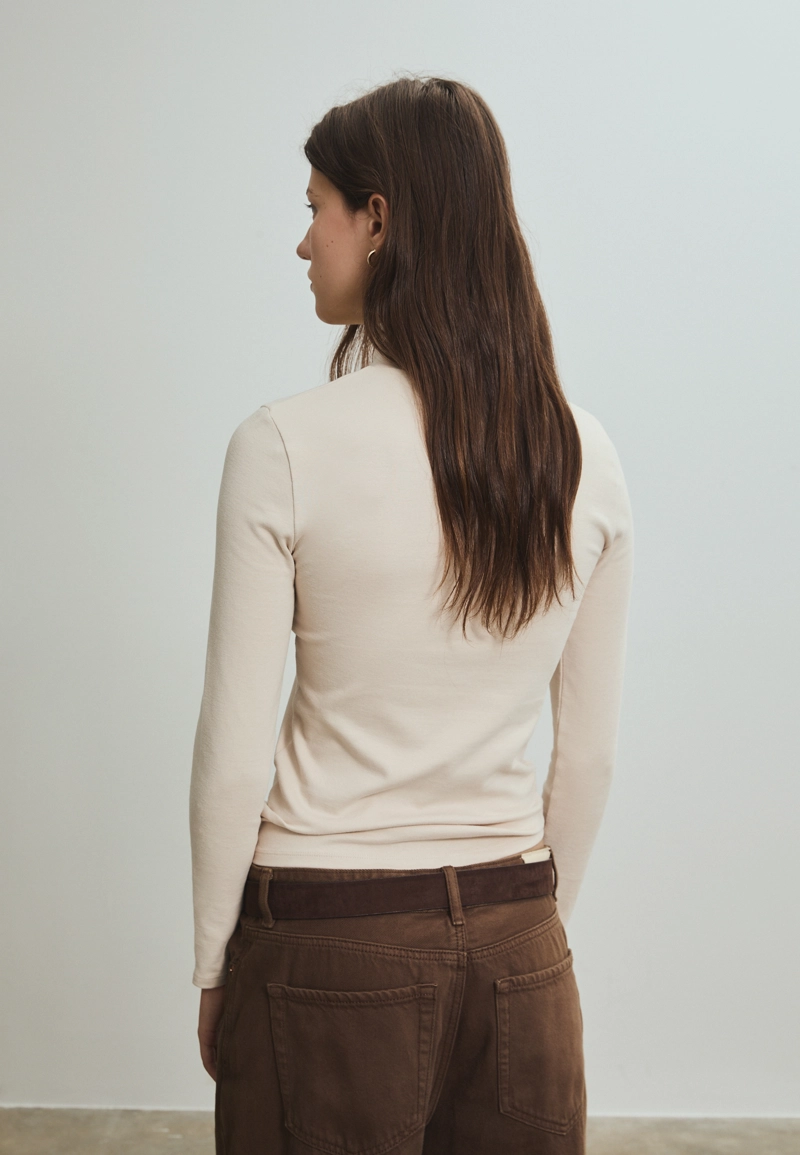 Базовая футболка с высоким воротником