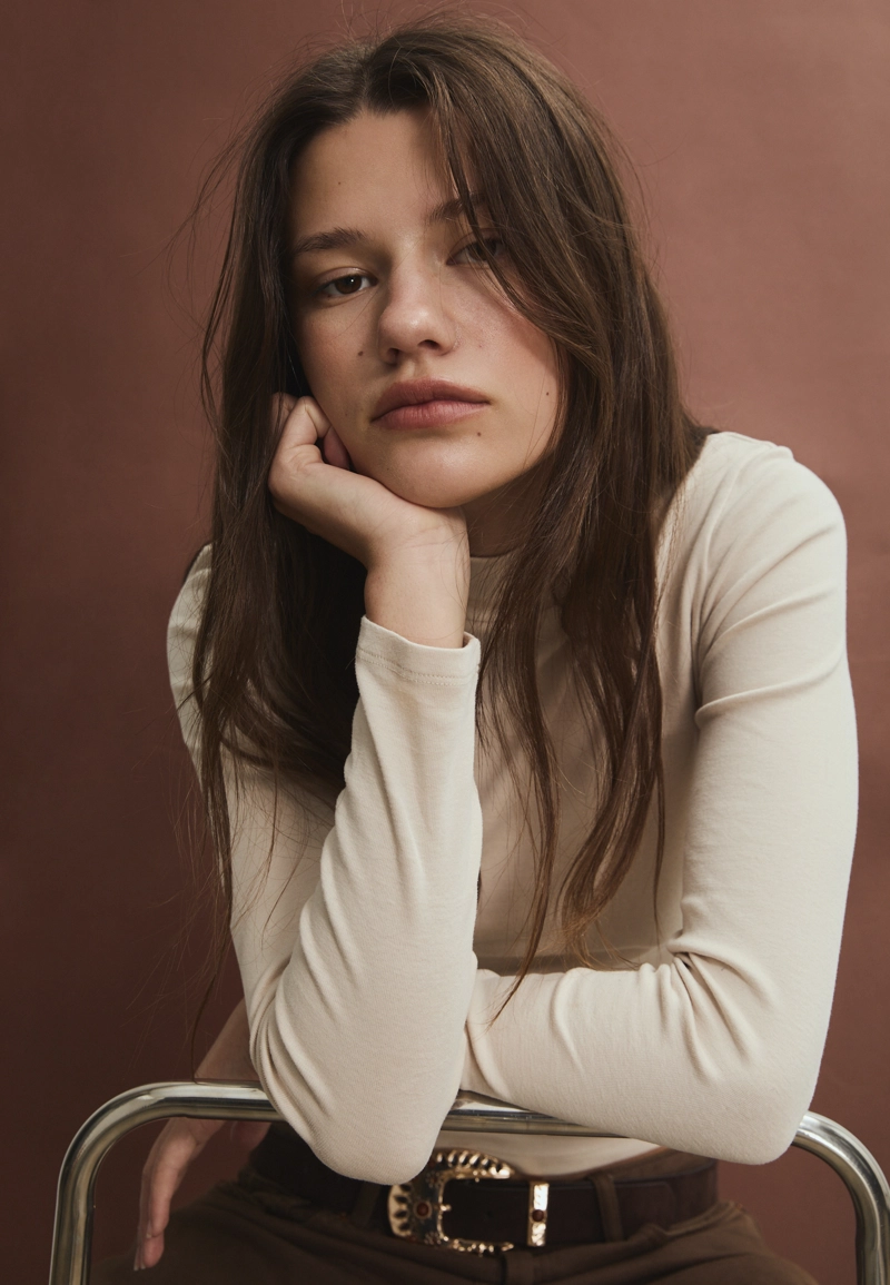 Базовая футболка с высоким воротником