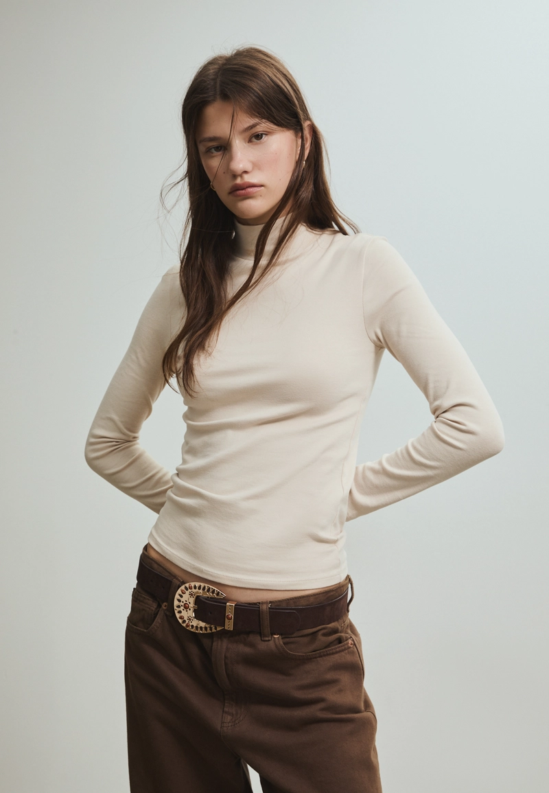 Базовая футболка с высоким воротником