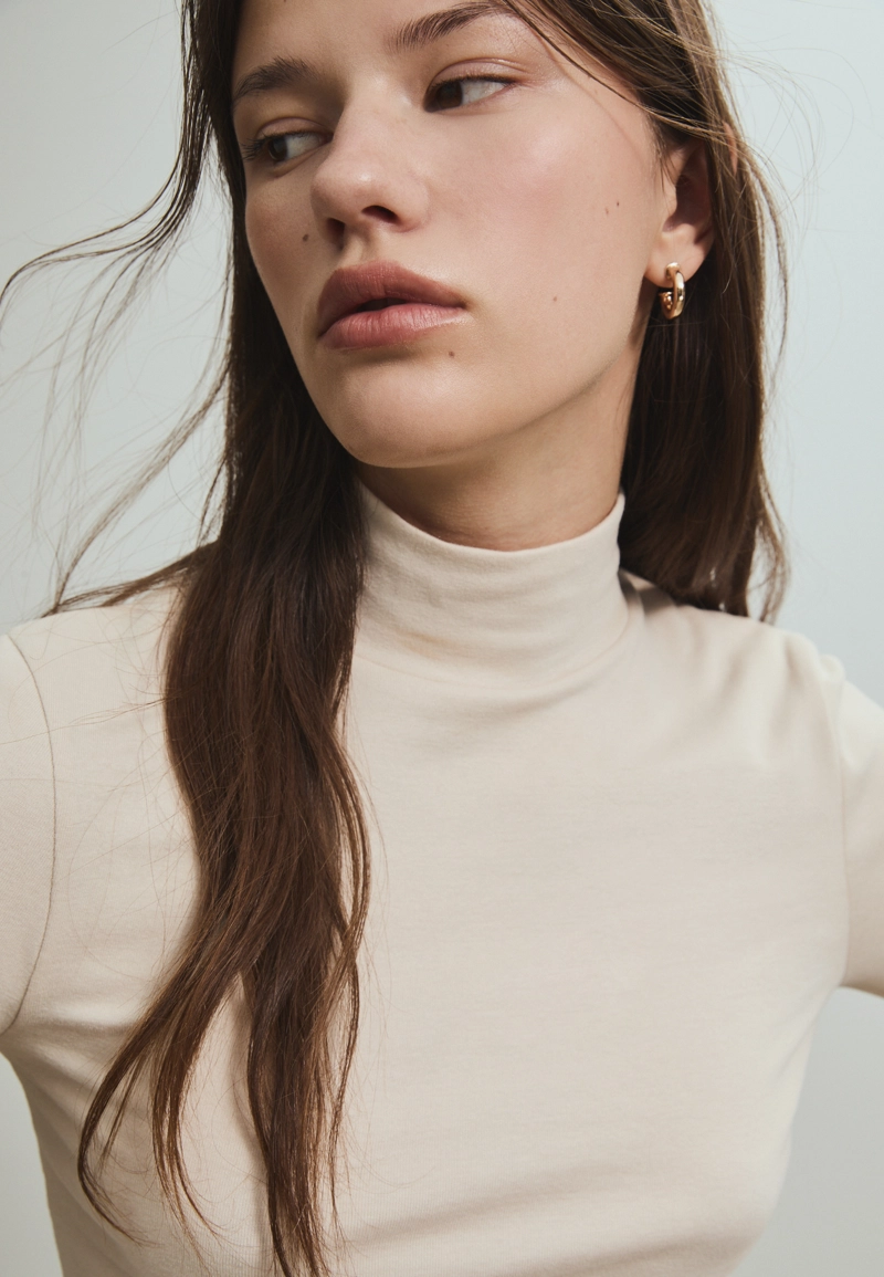 Базовая футболка с высоким воротником