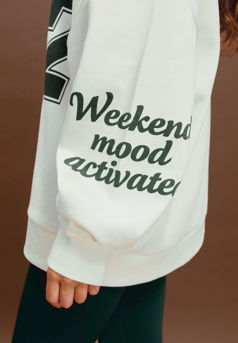 Толстовка с принтом и открытыми плечами