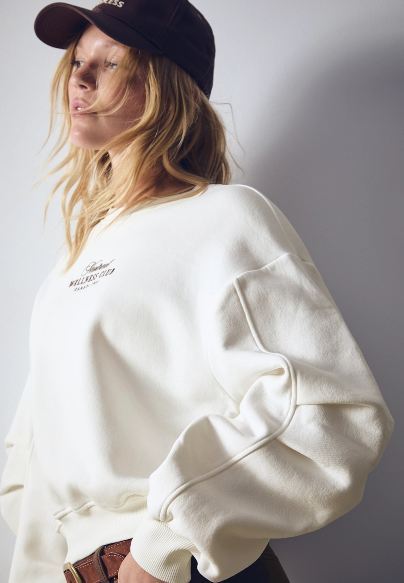 Толстовка с вышивкой и складками на рукавах