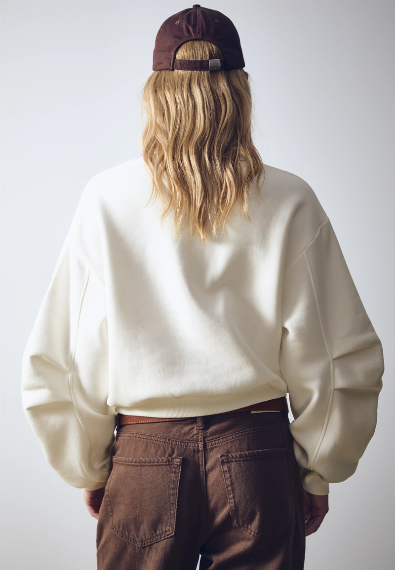 Толстовка с вышивкой и складками на рукавах