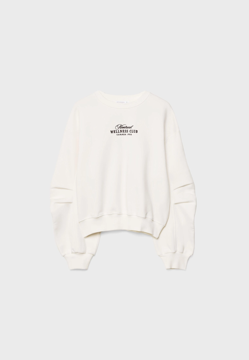 Толстовка с вышивкой и складками на рукавах