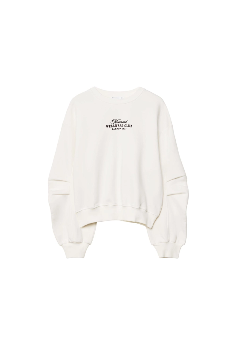 Толстовка с вышивкой и складками на рукавах