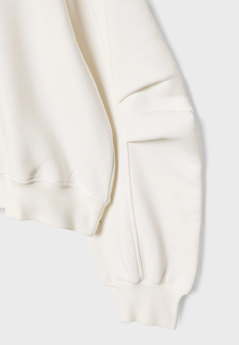 Толстовка с вышивкой и складками на рукавах