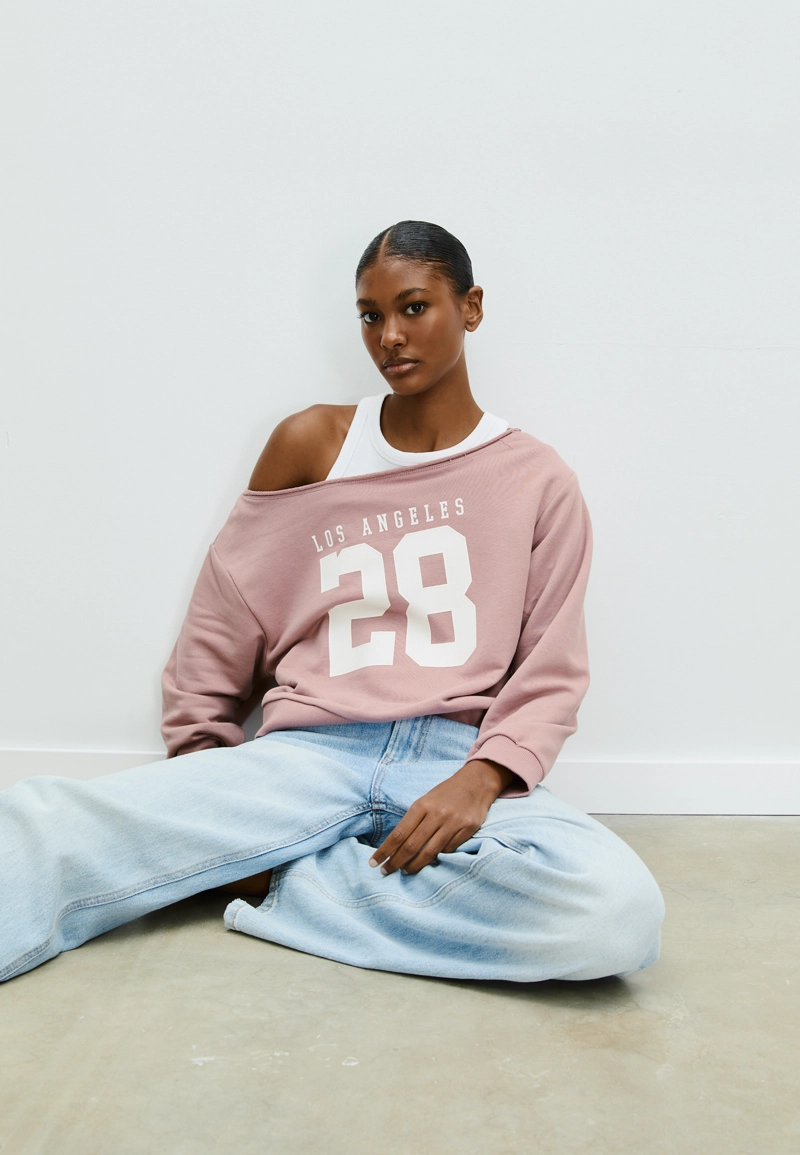 Толстовка с графическим вырезом на плече