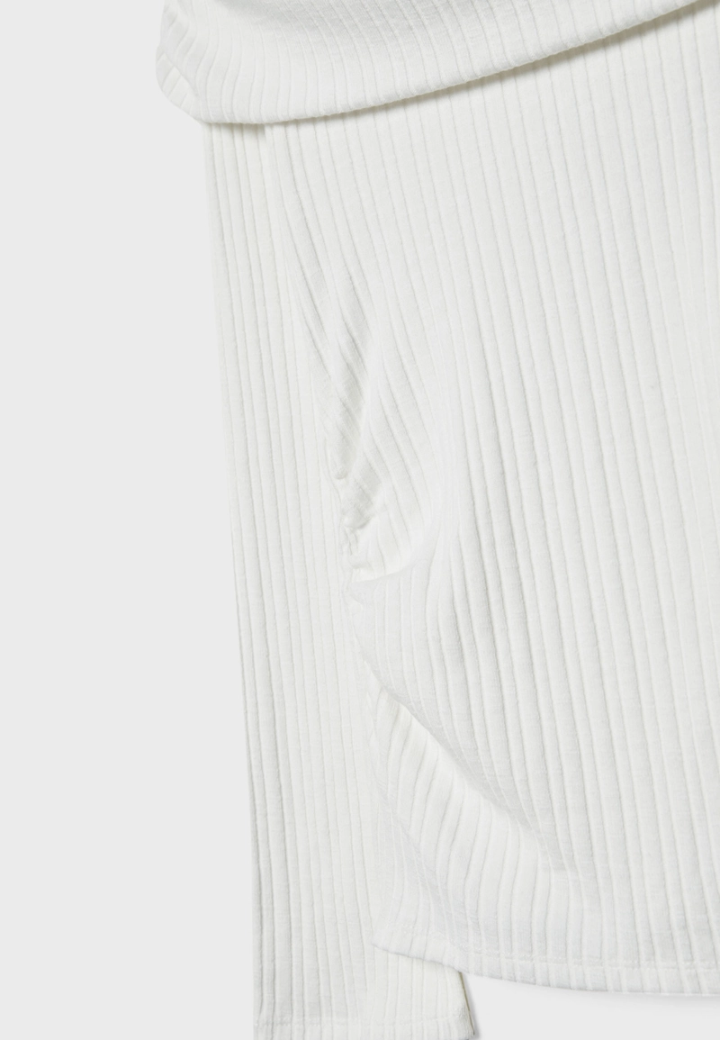 Футболка с присборенными открытыми плечами