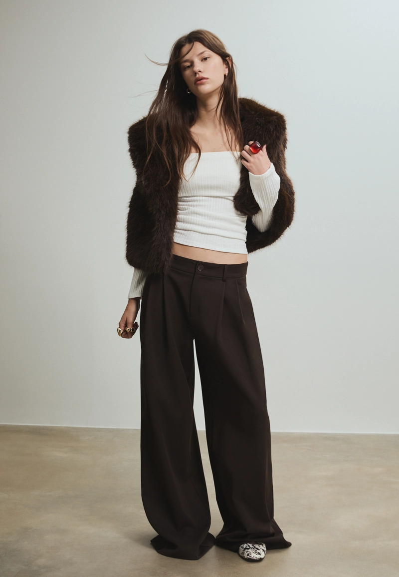 Футболка с присборенными открытыми плечами