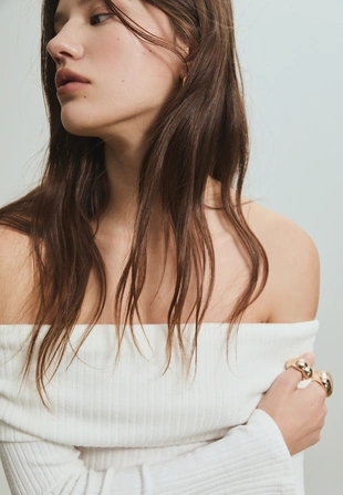 Футболка с присборенными открытыми плечами- Заказать в России