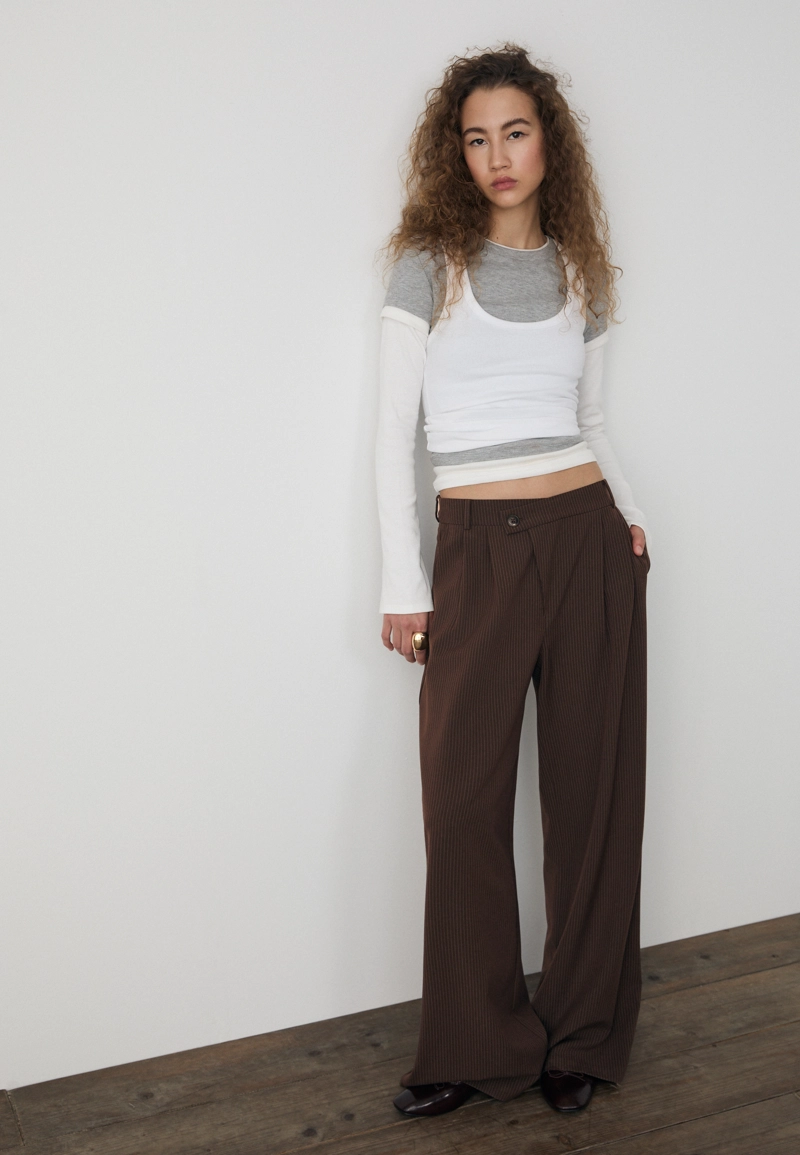 Повседневные брюки в полоску с перекрестной талией