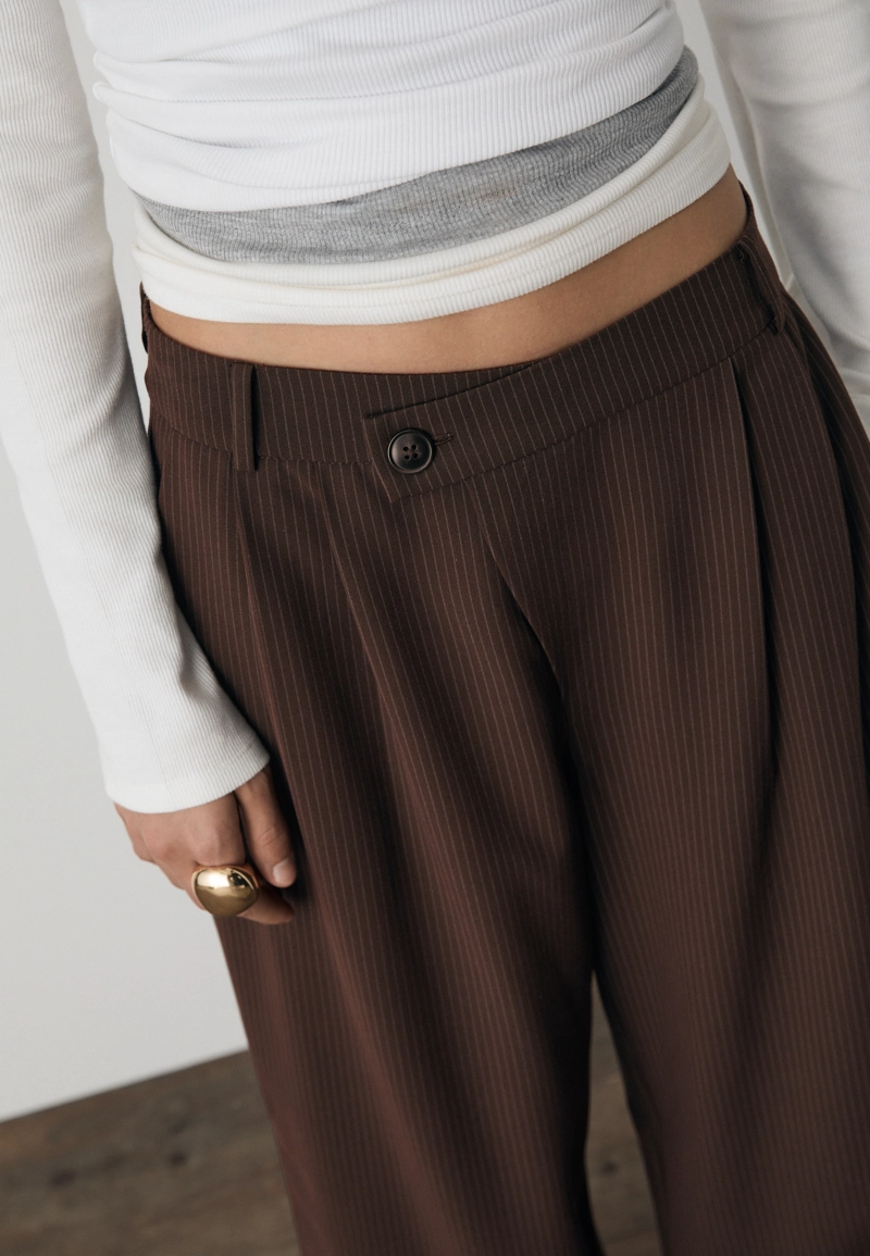 Повседневные брюки в полоску с перекрестной талией