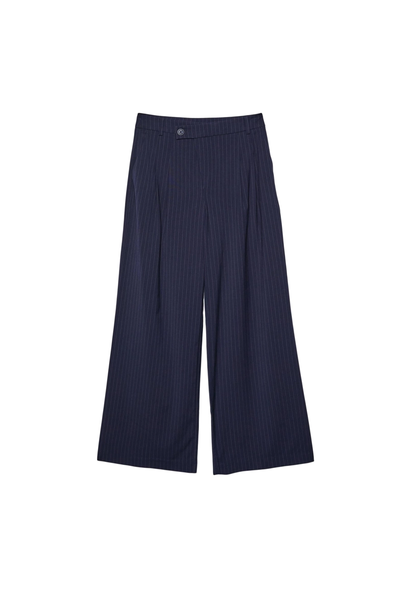 Брюки со складками, шнурками и полосками