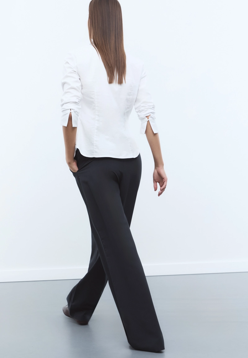 Брюки со складками, шнурками и полосками