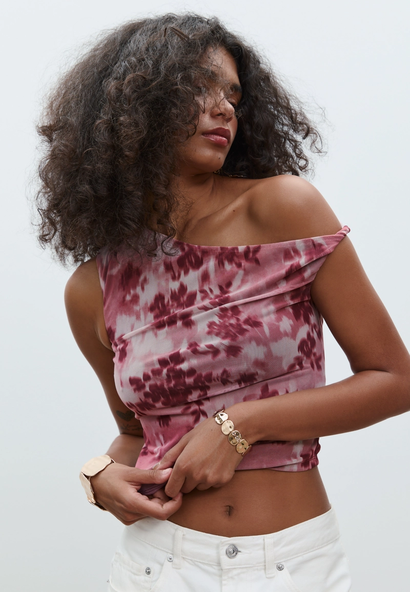 Асимметричная футболка из полупрозрачной ткани с принтом