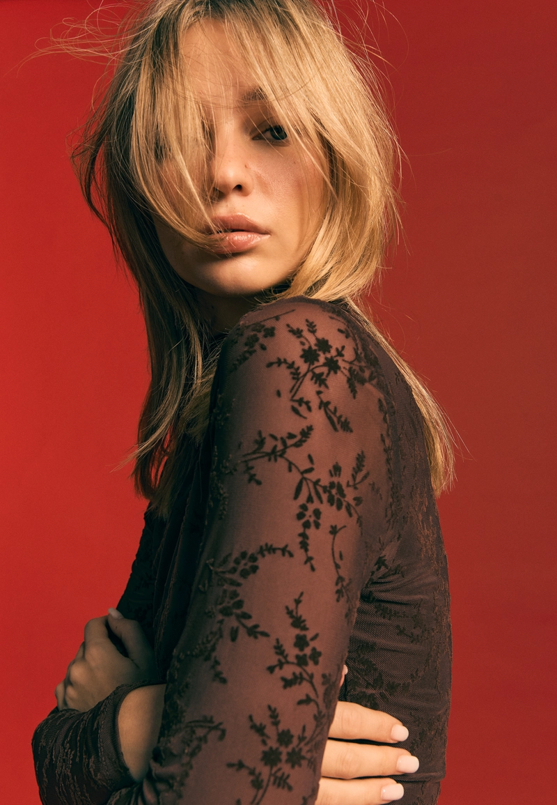 Короткое платье из полупрозрачной ткани с флокированным принтом