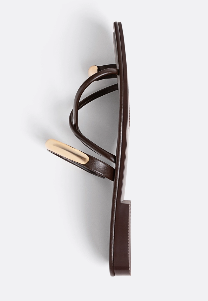 Плоские сандалии с металлической деталью