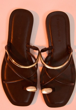 Плоские сандалии с металлической деталью- Заказать в России