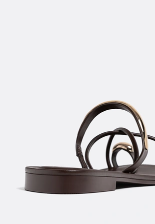 Плоские сандалии с металлической деталью- Заказать в России