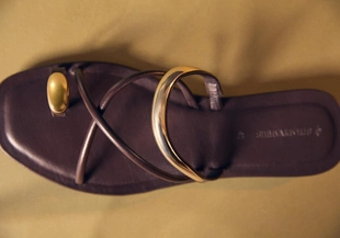 Плоские сандалии с металлической деталью- Заказать в России