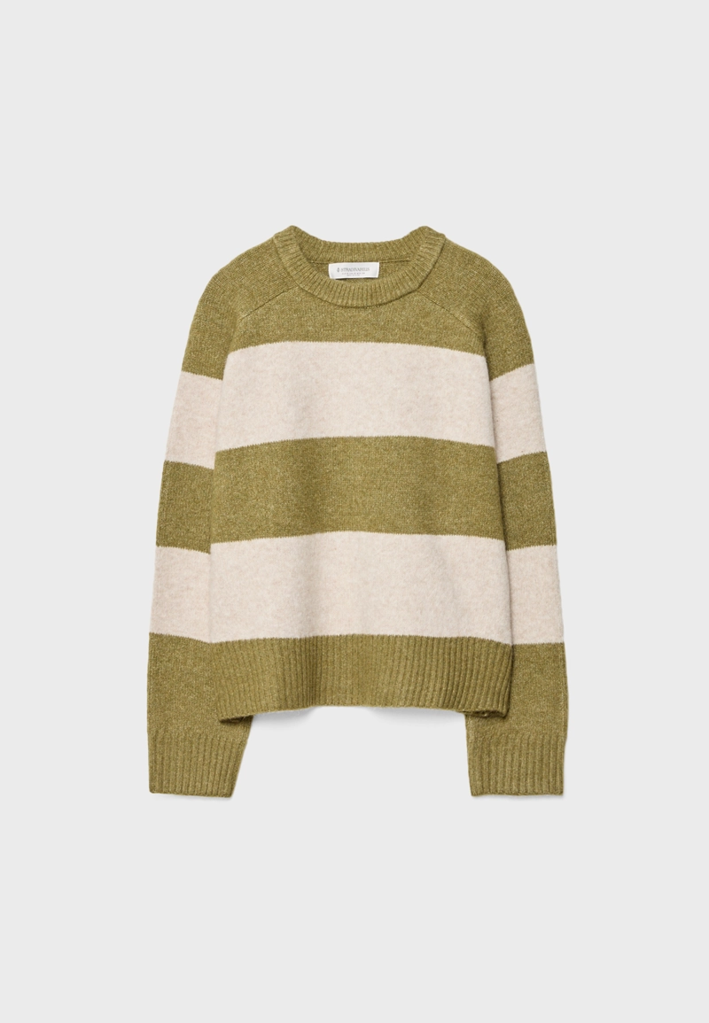 Базовый свитер из мягкого трикотажа