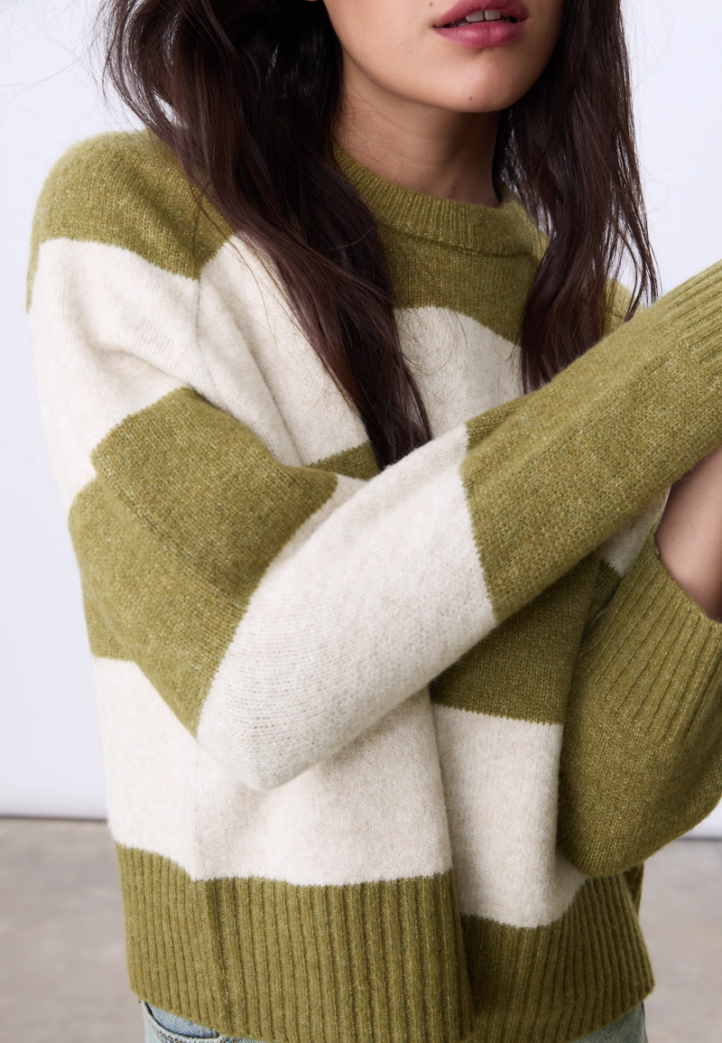 Базовый свитер из мягкого трикотажа