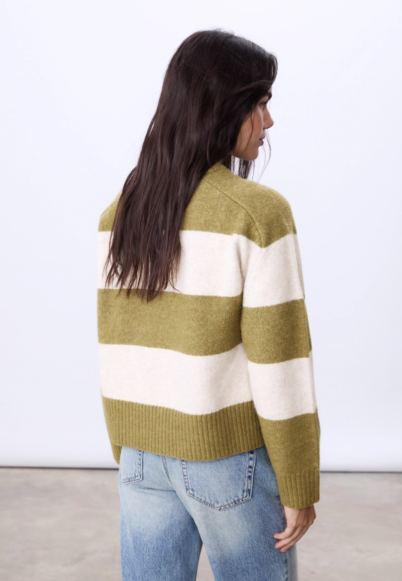 Базовый свитер из мягкого трикотажа