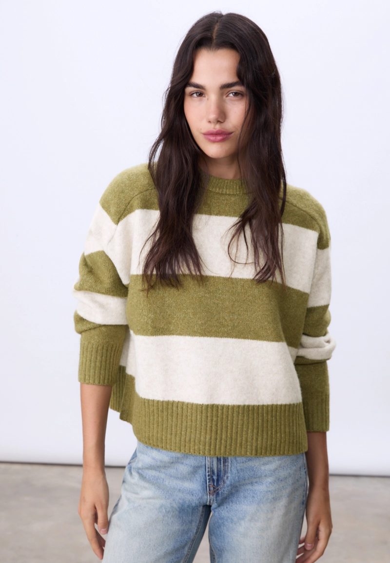 Базовый свитер из мягкого трикотажа