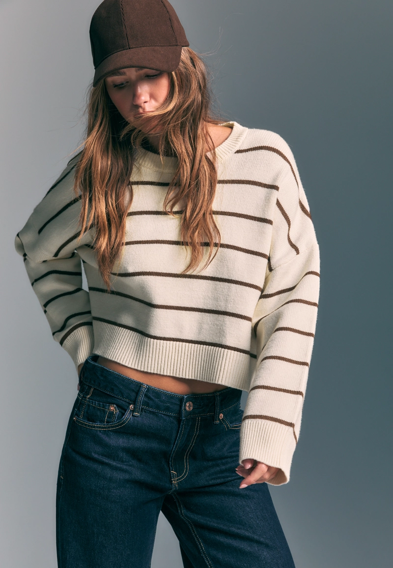 Укороченный полосатый трикотажный свитер