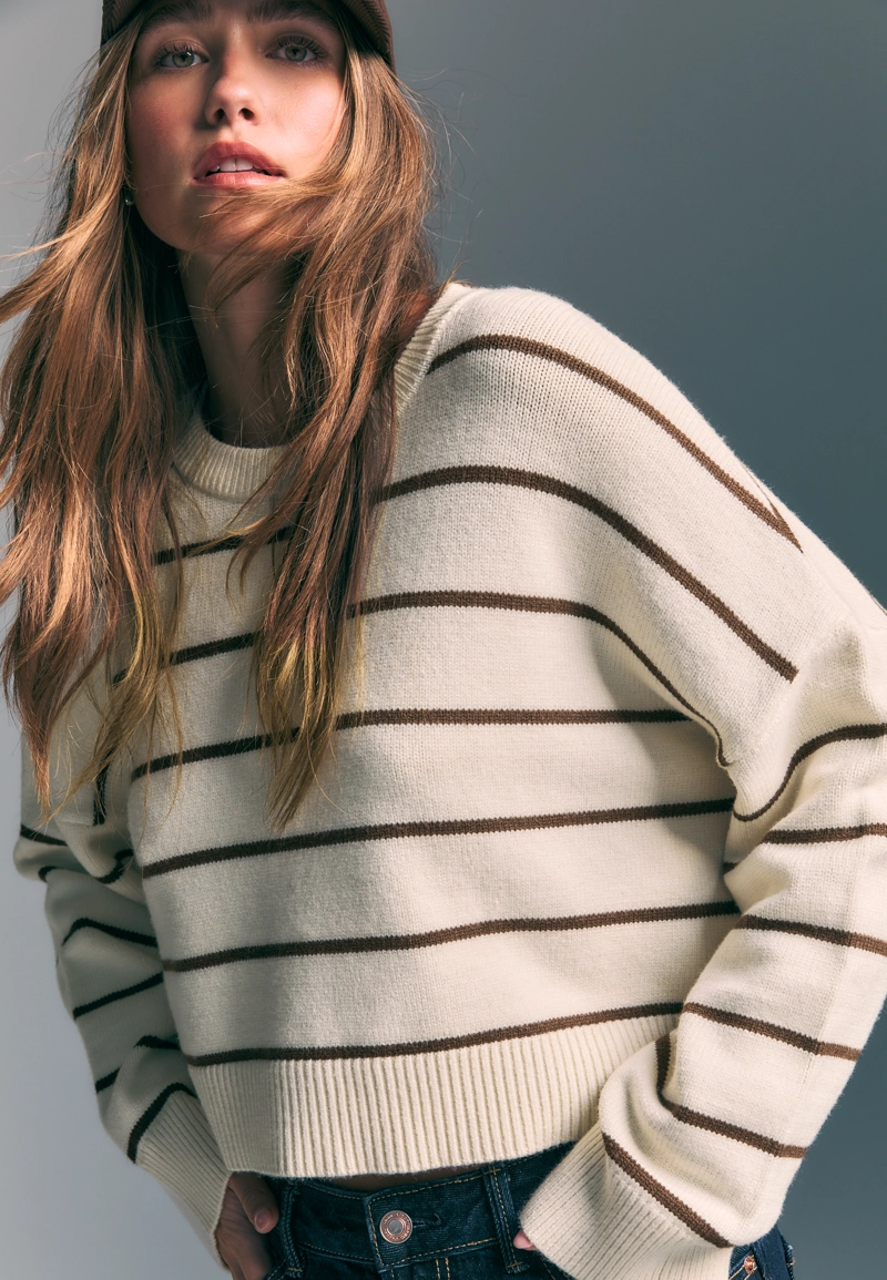 Укороченный полосатый трикотажный свитер