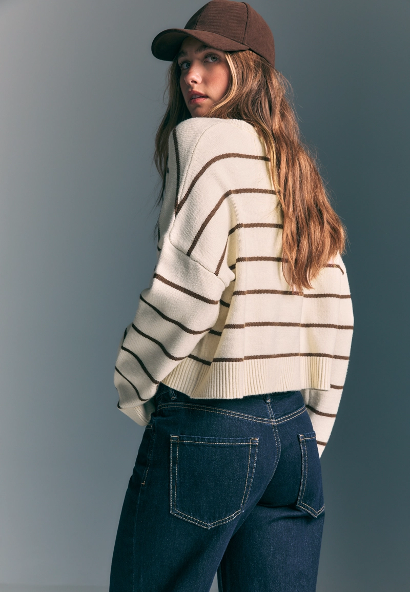 Укороченный полосатый трикотажный свитер