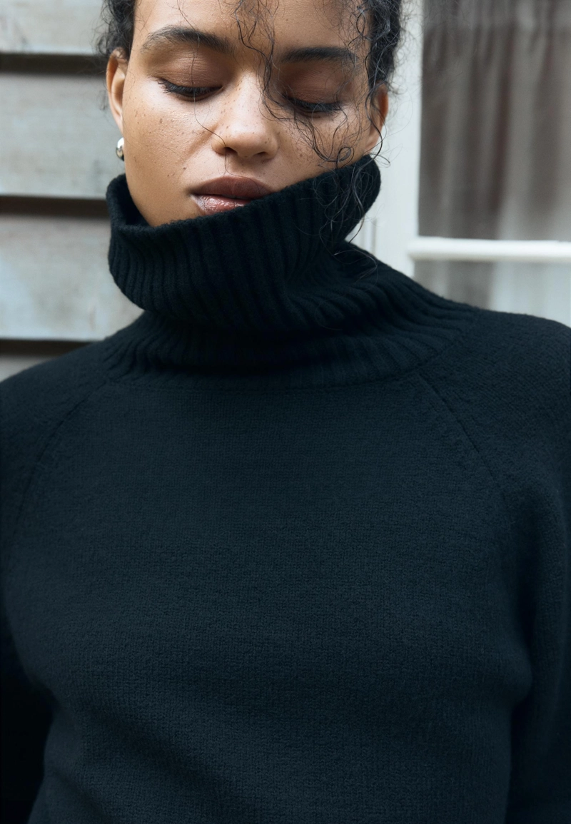 Свитер с высоким воротником