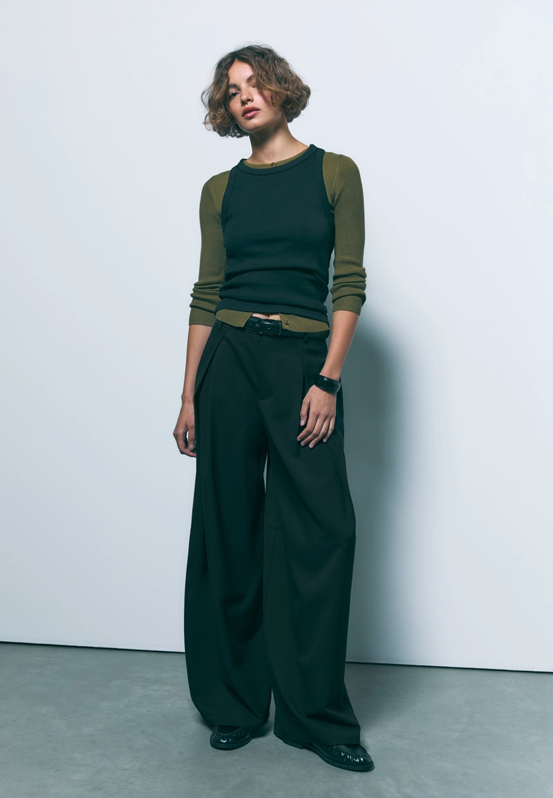 Брюки с большими защипами и ремнем