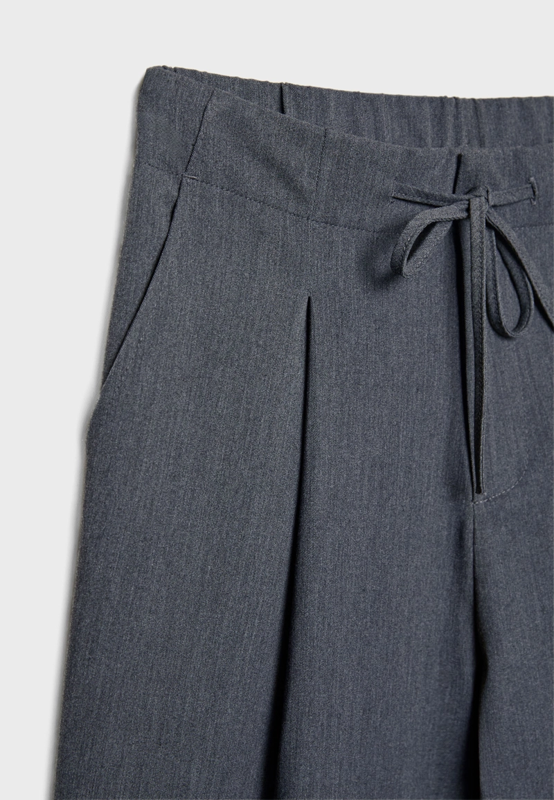 Брюки с защипами и шнурками