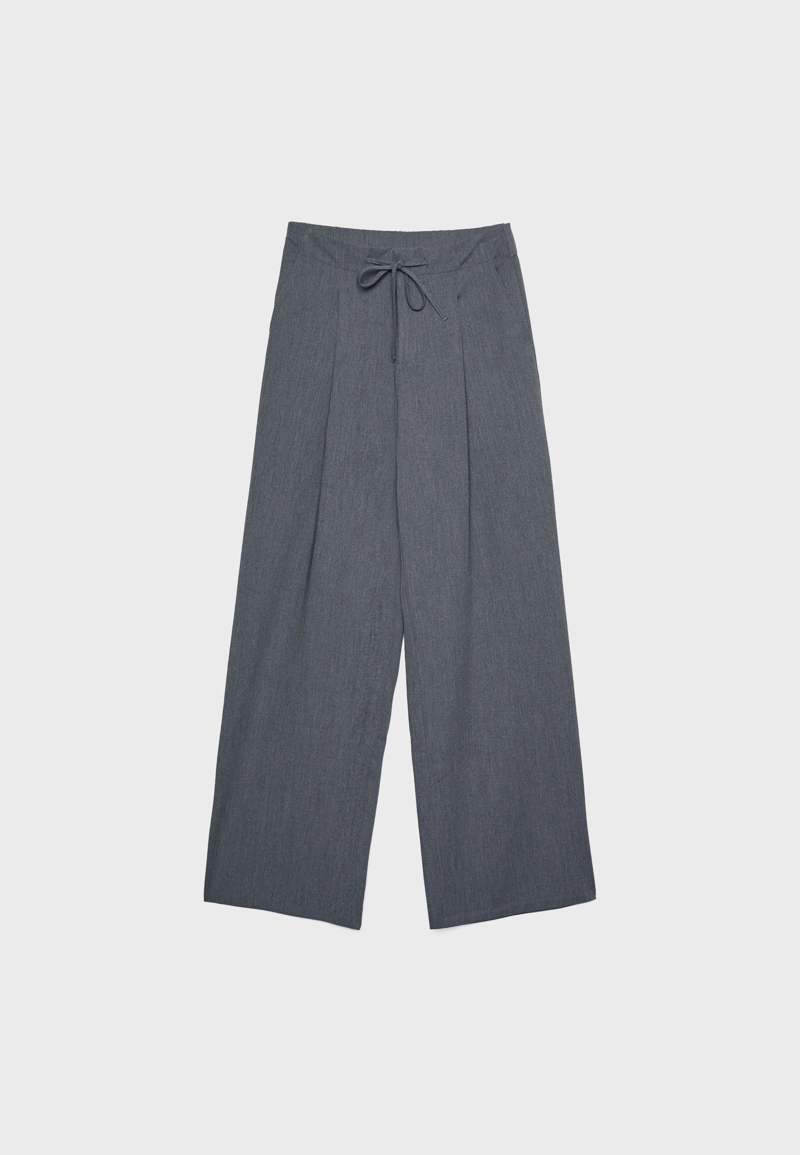 Брюки с защипами и шнурками