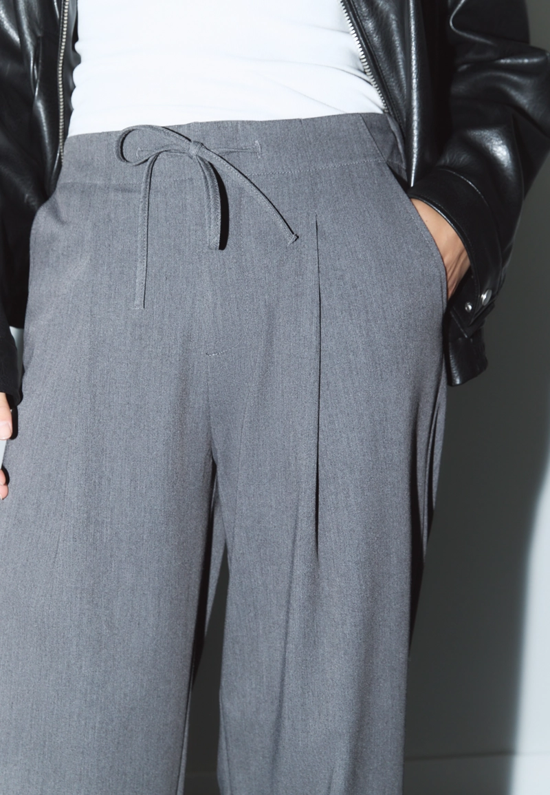 Брюки с защипами и шнурками