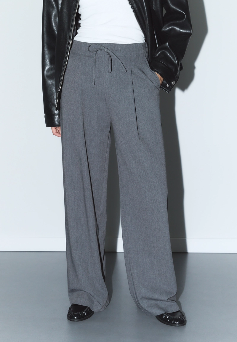 Брюки с защипами и шнурками