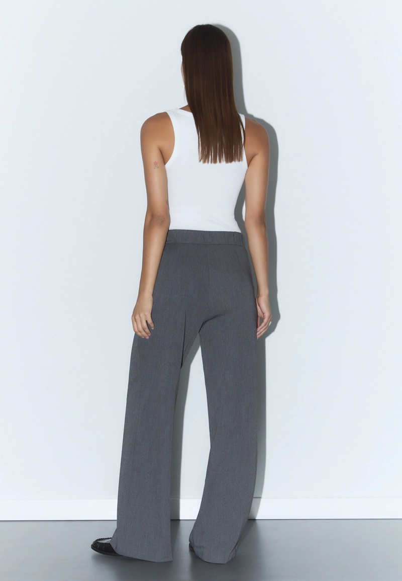 Брюки с защипами и шнурками