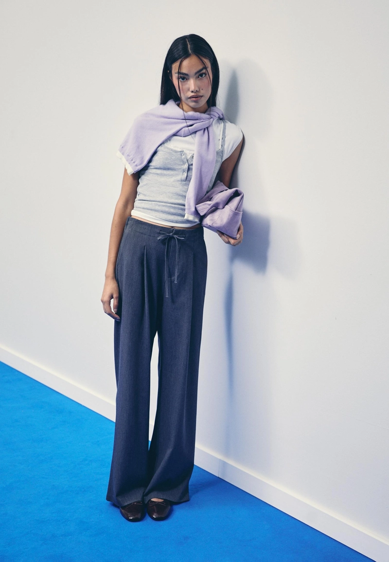 Брюки с защипами и шнурками