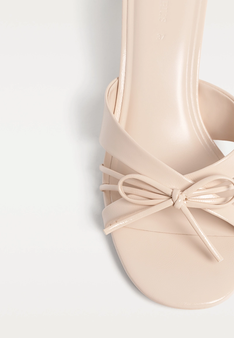 Босоножки на каблуке с бантом