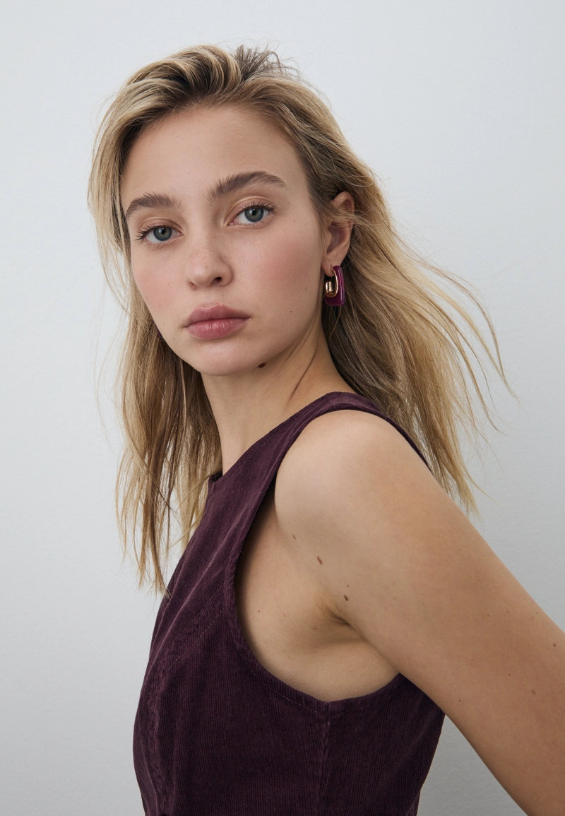 Короткое вельветовое платье без рукавов