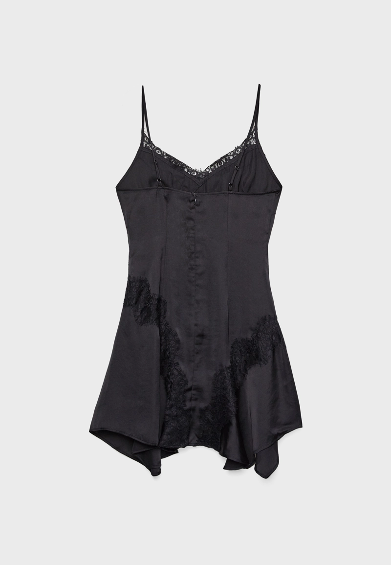 Короткое платье-комбинация с кружевом