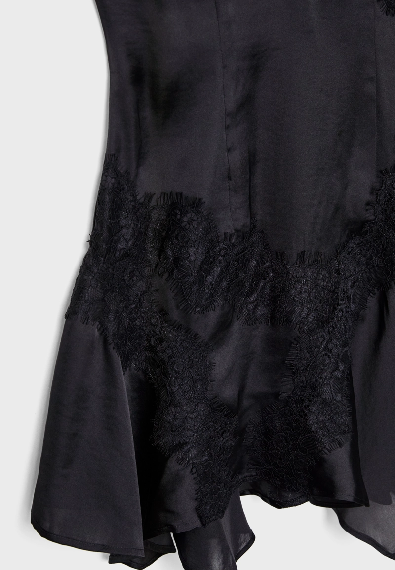 Короткое платье-комбинация с кружевом