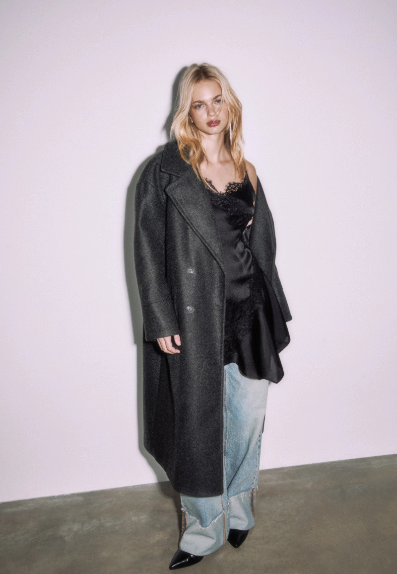 Короткое платье-комбинация с кружевом