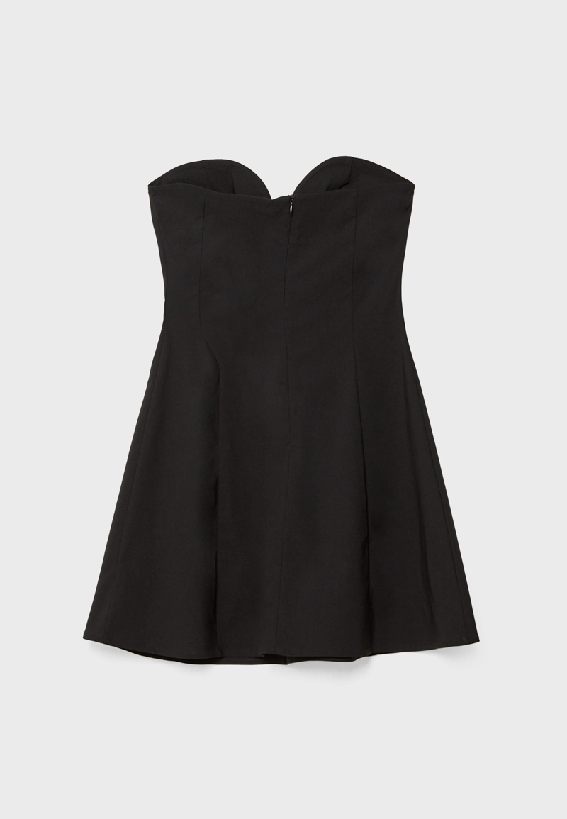 Короткое платье с вырезом сердечком