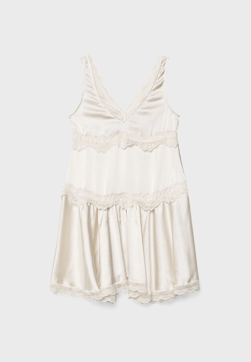 Короткое платье-комбинация с кружевом