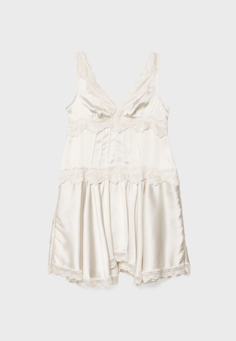 Короткое платье-комбинация с кружевом