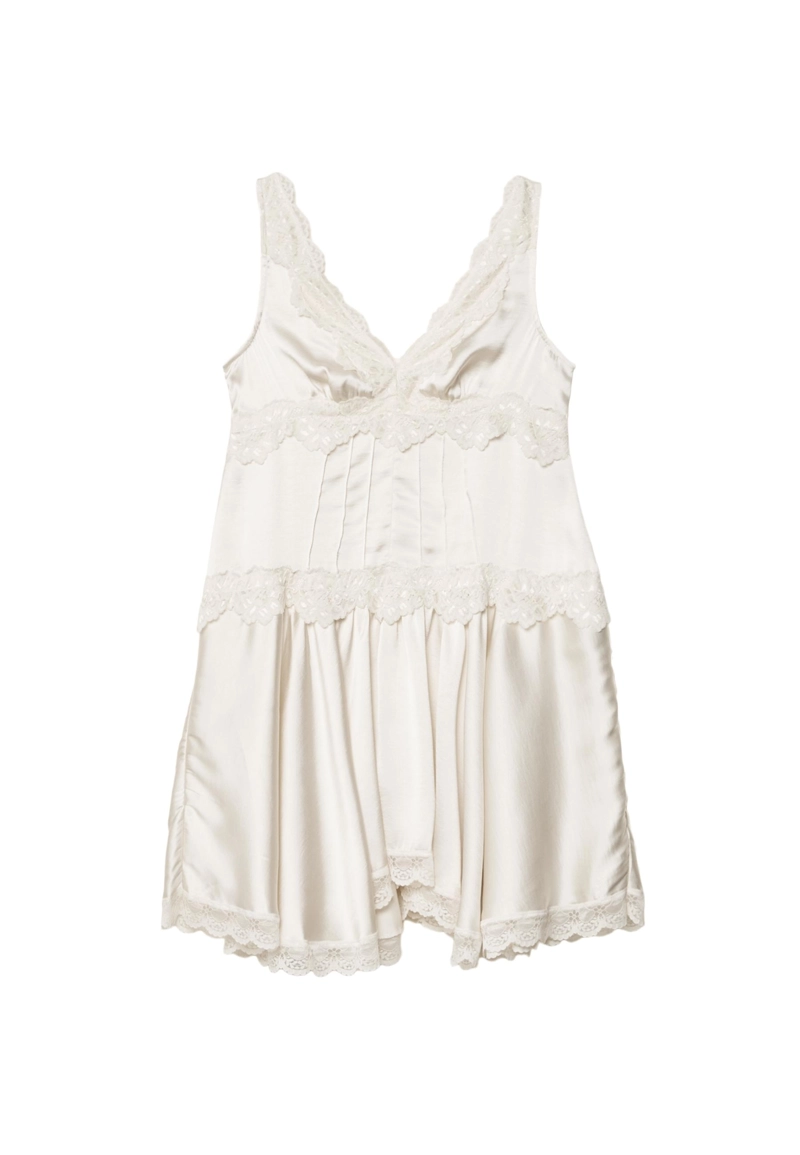 Короткое платье-комбинация с кружевом