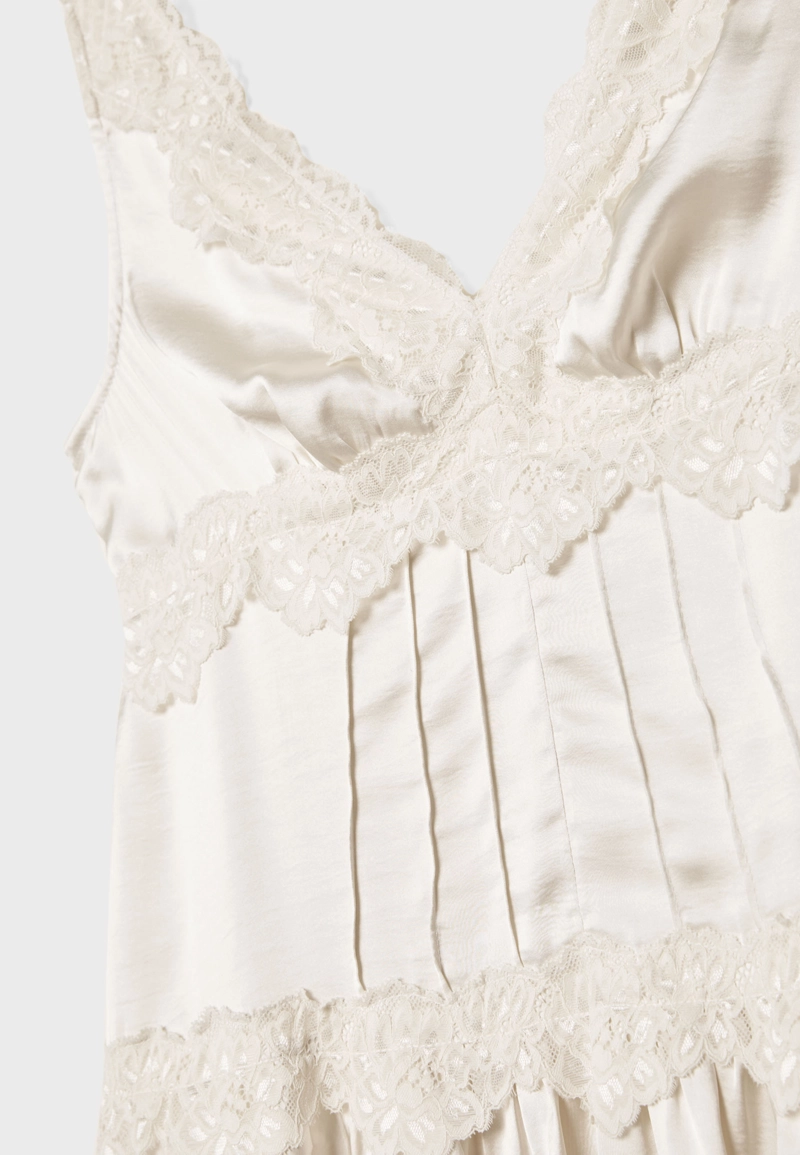 Короткое платье-комбинация с кружевом